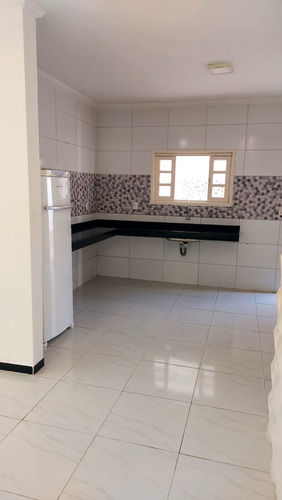Casa De Esquina Com 3 Quartos (uma Suíte) E 2 Banheiros
