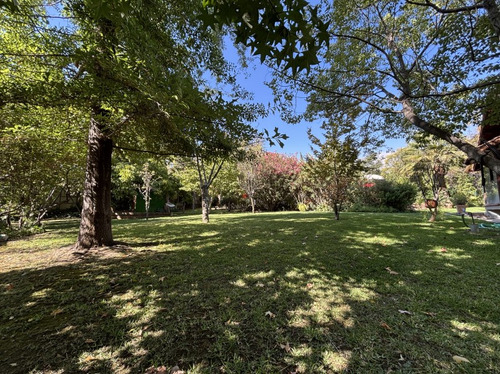 Gran Casa Con Terreno De 2016 M2 En Excelente Ubicación