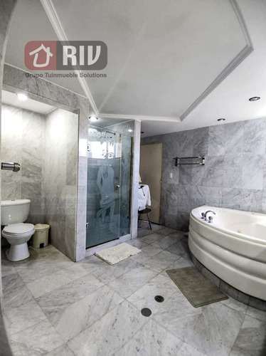 Venta- Lujoso Penthouse Ubicado En La Llanada, Caraballeda, Estado. La Guaira