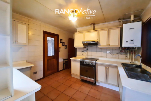 Hermosa Casa Con Amplios Espacios Y Entorno Natural. 4d, 3b