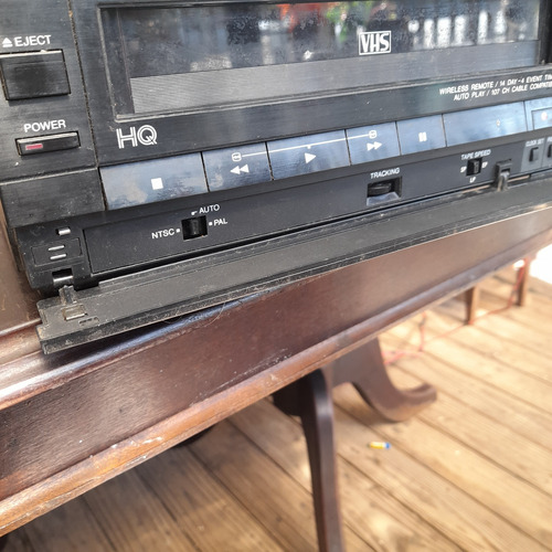 Imagem 6 de 10 de Videocassete Antigo Sanyo Vhr 2250 Mordendo Fita Com Control
