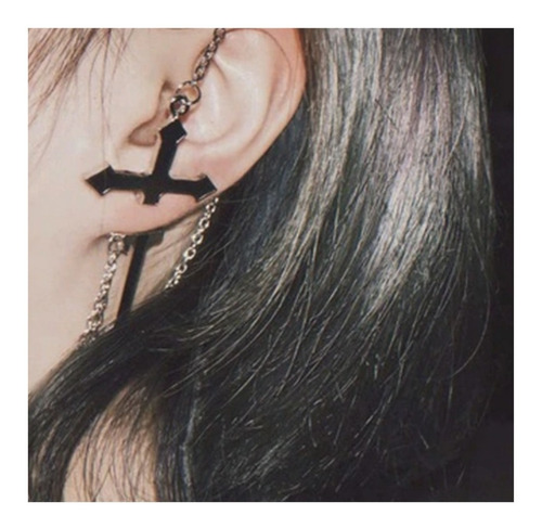 Imagem 3 de 5 de Brinco Ear Cuff Punk Gótico Cruz Crucifixo Negro