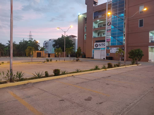 El Alquiler Local De 24 M2 , En Barcelona C.c.camino Real Barcelona