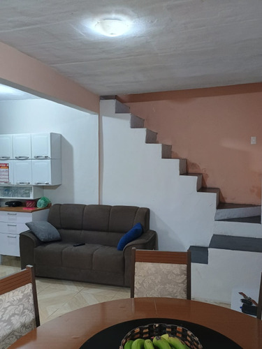Casa Dúplex Com 3 Quartos, 2 Banheiro, Área De Serviço Vara