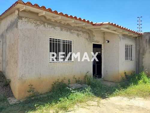 Re/max Acción - En Venta Casa Para Decorar A Tu Gusto En Coro Estado Falcón