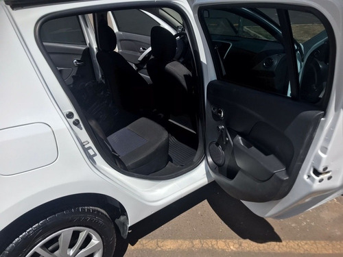 Imagem 10 de 10 de Renault Sandero 2017 1.0 16v Expression Hi-flex 5p