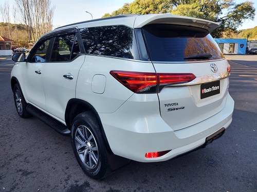 Imagen 4 de 25 de Toyota Hilux Sw4 2016 Srx 4x4 At 7 Asientos Abasto Motors