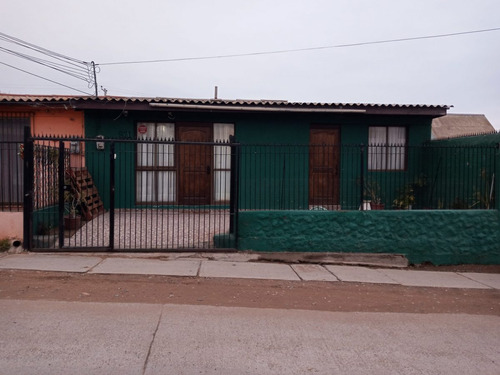 Casa Ubicada En Av. Cuatro Esquina Y Los Perales / La Serena