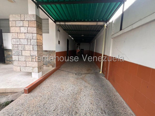 Mayra Lara Rah Tiene Hermosa Oficina En Alquiler, Con Ubicación Estratégica Al Este De Barquisimeto, Son 12mts2, 1 Baño, Aire Acondicionado, Estacionamiento Techado