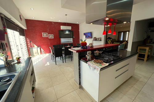 Venta De Casa 3 Ambientes. Parque Leloir.