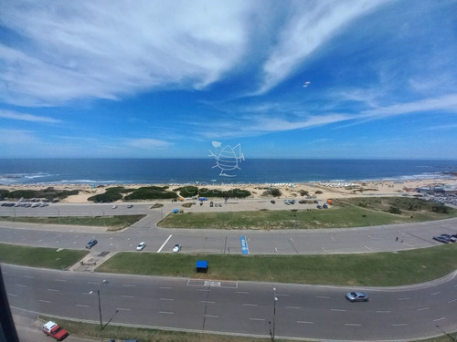 Imagen 2 de 13 de Oportunidad En Venta En Primera Linea Al Mar. Reciclado. Un Dormitorio Y Medio. - Punta Del Este Brava