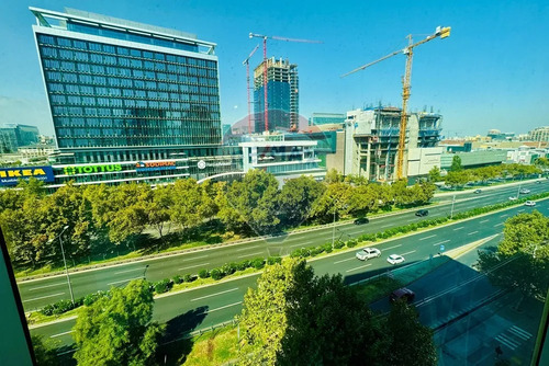 Of Vitacura: Moderna Frente A Marriott