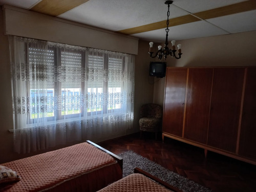 Frente A Av. Garzon. Colón. Chalet 3 Dorm.
