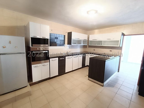 Jip 25-14065. Rentahouse Vende Comoda Casa De 236 Mts2, 5 Hab, 3 Baños, 2 P/e. Urbanismo Cerrado Con Vigilancia. Urb La Floresta. La Victoria.