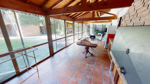 Imagen 25 de 26 de Buen Chalet Sobre Lote De 630 M2, Jardín Al Frente Y Al Fondo Con Quincho Cubierto.