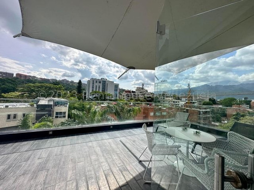 Lujoso Penthouse Ubicado En Los Naranjos De Las Mercedes. #24-15045
