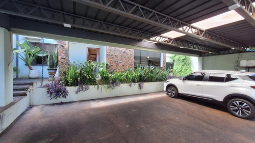 Vendo Casa Amoblada Con Piscina En El Centro De Encarnación: 4 Habitaciones Y 4 Baños
