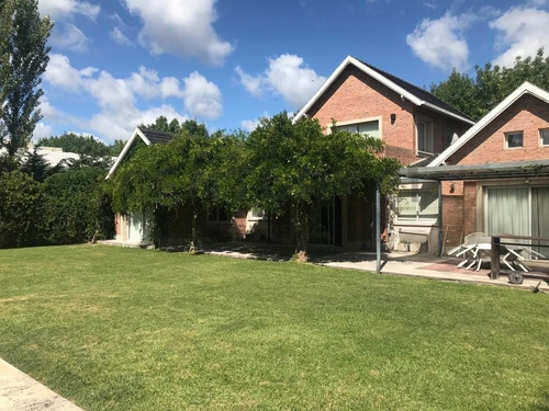 467 Y 148. Casa En Venta En Grand Bell I, De 3/4 Dormitorios.