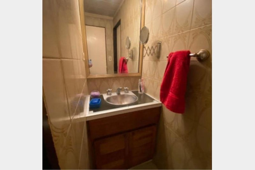 Casa Tipo Chalet De 5 Ambiente Con Gge Cubierto , Jardin,fondo , Quincho, 3 Baños, Desarrollada En 2 Plantas, Sobre Lote De 8.x 24 Mts