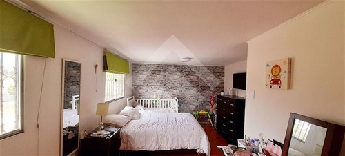 Casa En Venta De 5 Dorm. En La Florida