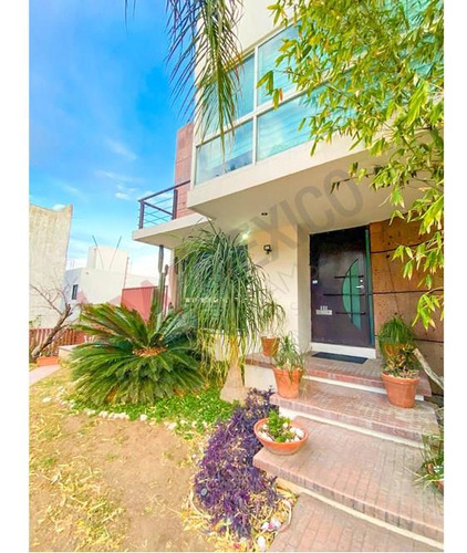 ¡encantadora Casa En Venta Con Amplio Jardín Y Excelente Vista Al Lago En Lomas De Gran Ja...