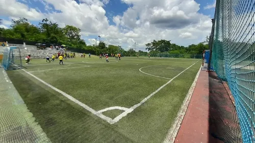 Gm - Se Vende Centro Deportivo En Charallave Con Canchas De Futbol, Piscina, Restaurante, Estacionamiento Y Los Servicios Necesarios En Terreno De 13.189 M2.