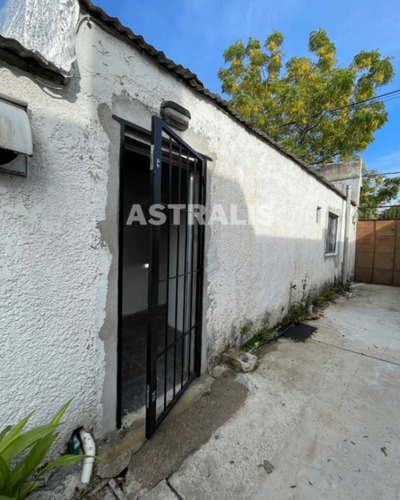 Casa En Alquiler De 2 Dormitorios C/ Cochera Y Patio En El Barrio Abayubá