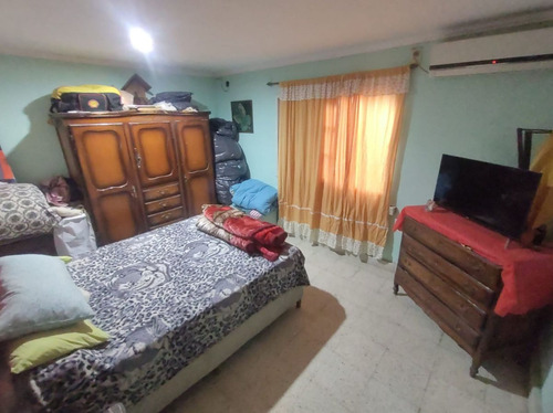 Excelente Casa, Sobre Calle Ferré(céntrica)