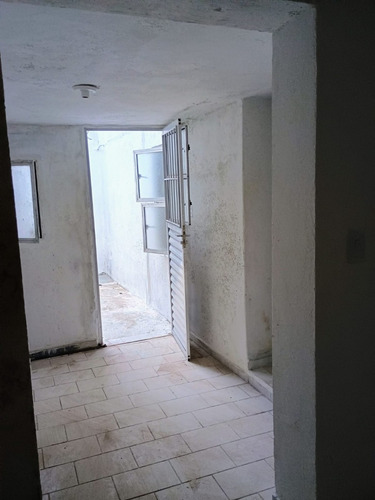 Casa Simples, 2 Dorm., Independente, A 700 Metros Do Metrô Jabaquara. Aluguel 850 Reais
