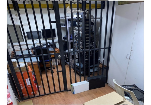 Amplias Oficinas Y Salas, Estacionamientos. Gran Ubicación