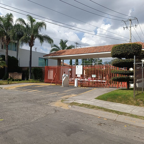Casa En Venta En Residencial Las Moras, De Una Planta Con Doble Altura La Tijera