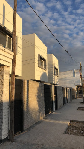 Imagen 2 de 7 de Duplex 2 Dorm - Patio - Cochera - 16 E 528 Y 529
