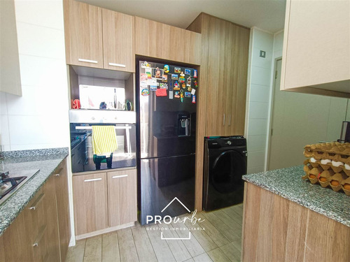 Departamento En Arriendo De 3 Dorm Con Patio Privado