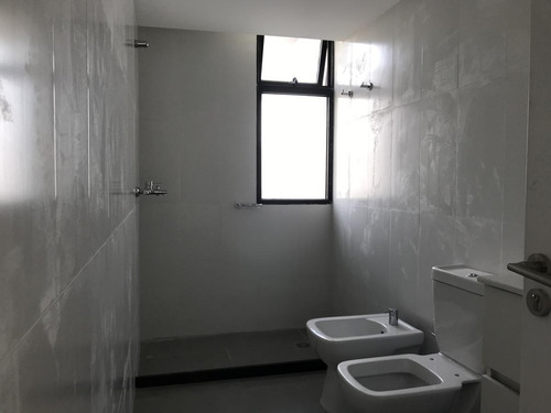 Apartamento 2 Dormitorios, 1 Baño, Vista Al Lago, Terraza, Piso Medio