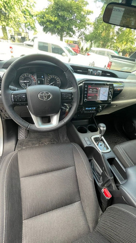 Imagen 15 de 19 de Toyota Hilux Srv 4x2 At