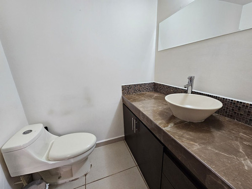 Casa En Venta En Tejeda Corregidora, 4 Habitaciones Y Jardín