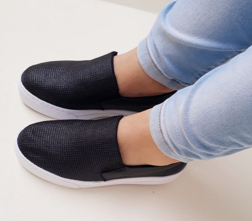 Imagem 4 de 6 de Kit Tênis Slip On Iate Preto Slim E Chinelo Slide Feminino