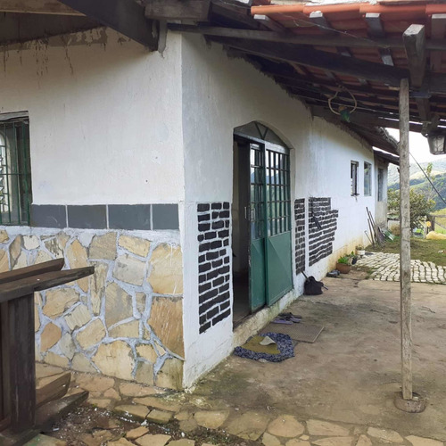 Chácara 2 Quartos, 1 Cozinha, 1 Banheiro E 1 Sala .