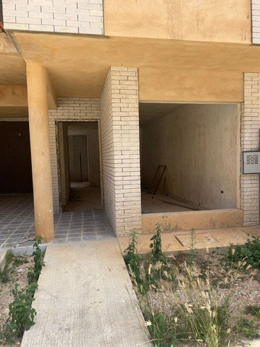 Town House En Venta Res. Cumbres De La Esmeralda. 10 Mese De Financiamiento. Gerardo
