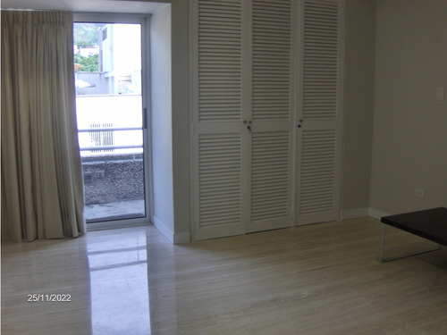 Se Vende Apto 242 M2 3h/3b/3p Altamira 4568