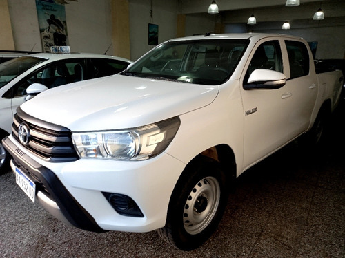 Imagen 3 de 22 de Toyota Hilux 2017 2.4 Cd Dx 150cv 4x4