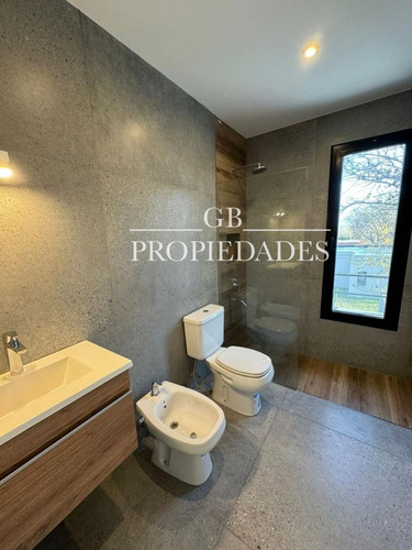 Venta De Casa 5 Ambientes En Pilar Del Este / Santa Elena