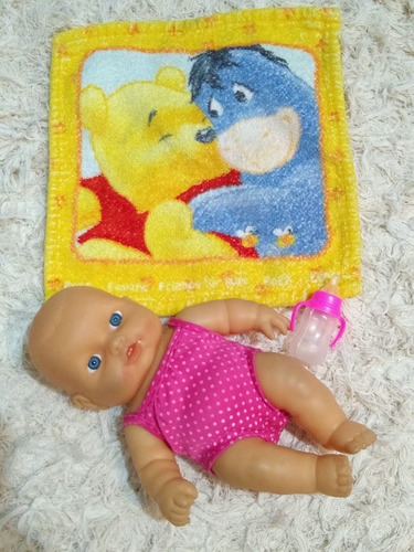 Imagen 2 de 3 de Bebe Bebote Muñeca Malla Pileta Y Toalla Chiquito Juguete