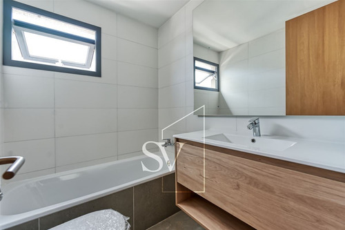Casa En Venta De 3 Dorm. En Lo Barnechea