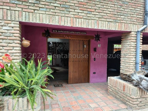 Townhouse Estilo Rustico-colonial, En Venta En La Union. 24-1998
