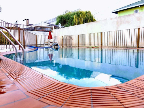 Imponente Chalet En Esquina - Longchamps