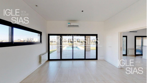 Casa Al Lago En Venta Con 4 Dormitorios En Los Lagos, Nordelta.