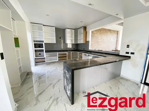 Esta Casa Ha Sido Cuidadosamente Diseñada Para Combinar La Belleza Estética Con La Funcionalidad. Cada Rincón De Esta Propiedad Refleja Una Atención Meticulosa A Los Detalles, Desde Los Acabados De Al