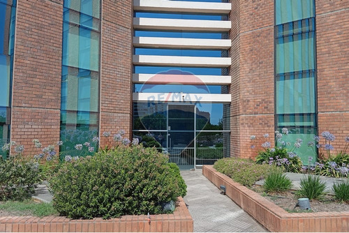 Oficina En Sector Comercial - Las Condes