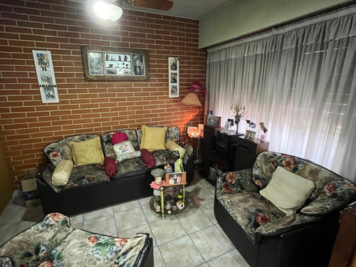 Excelente Chalet De Dos Dorm. Sobre Amplio Lote